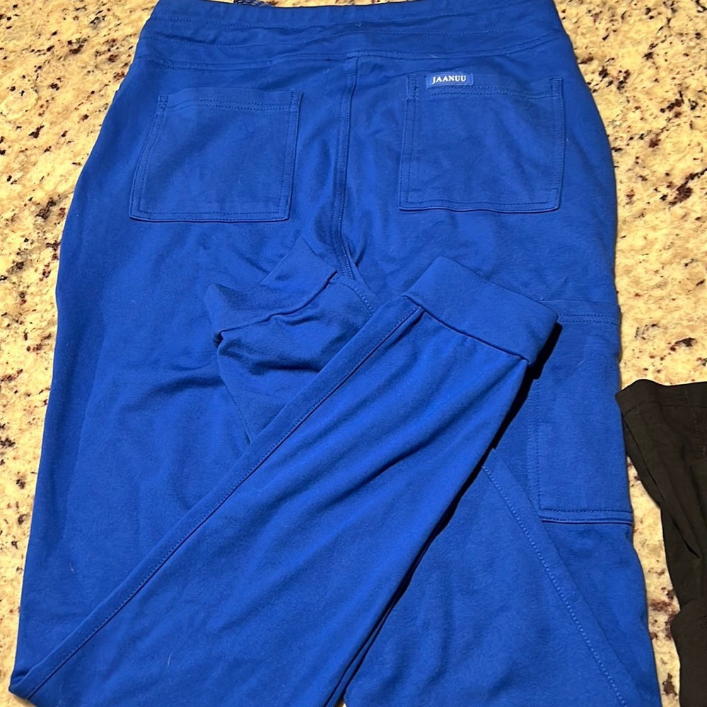 Royal blue jogger scrub pants size is small tall. BNWOT.
